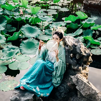 夏日荷塘帶團(tuán)扇少女頭像，唯美古風(fēng)真人頭像