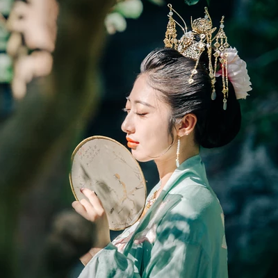 夏日荷塘帶團(tuán)扇少女頭像，唯美古風(fēng)真人頭像