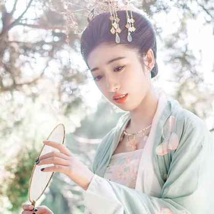 夏日荷塘帶團(tuán)扇少女頭像，唯美古風(fēng)真人頭像