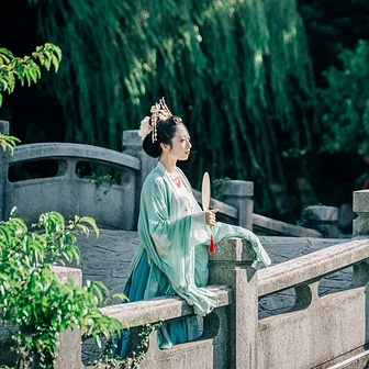 夏日荷塘帶團(tuán)扇少女頭像，唯美古風(fēng)真人頭像