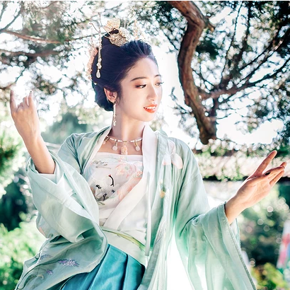 夏日荷塘帶團(tuán)扇少女頭像，唯美古風(fēng)真人頭像