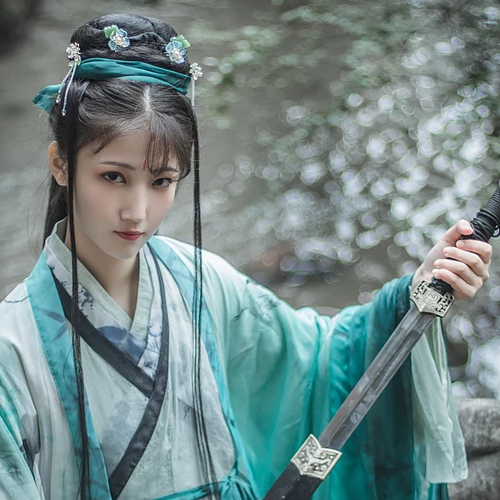 青玉流帶劍少女頭像，唯美古風(fēng)真人頭像
