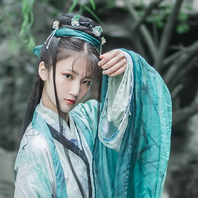 青玉流帶劍少女頭像，唯美古風(fēng)真人頭像