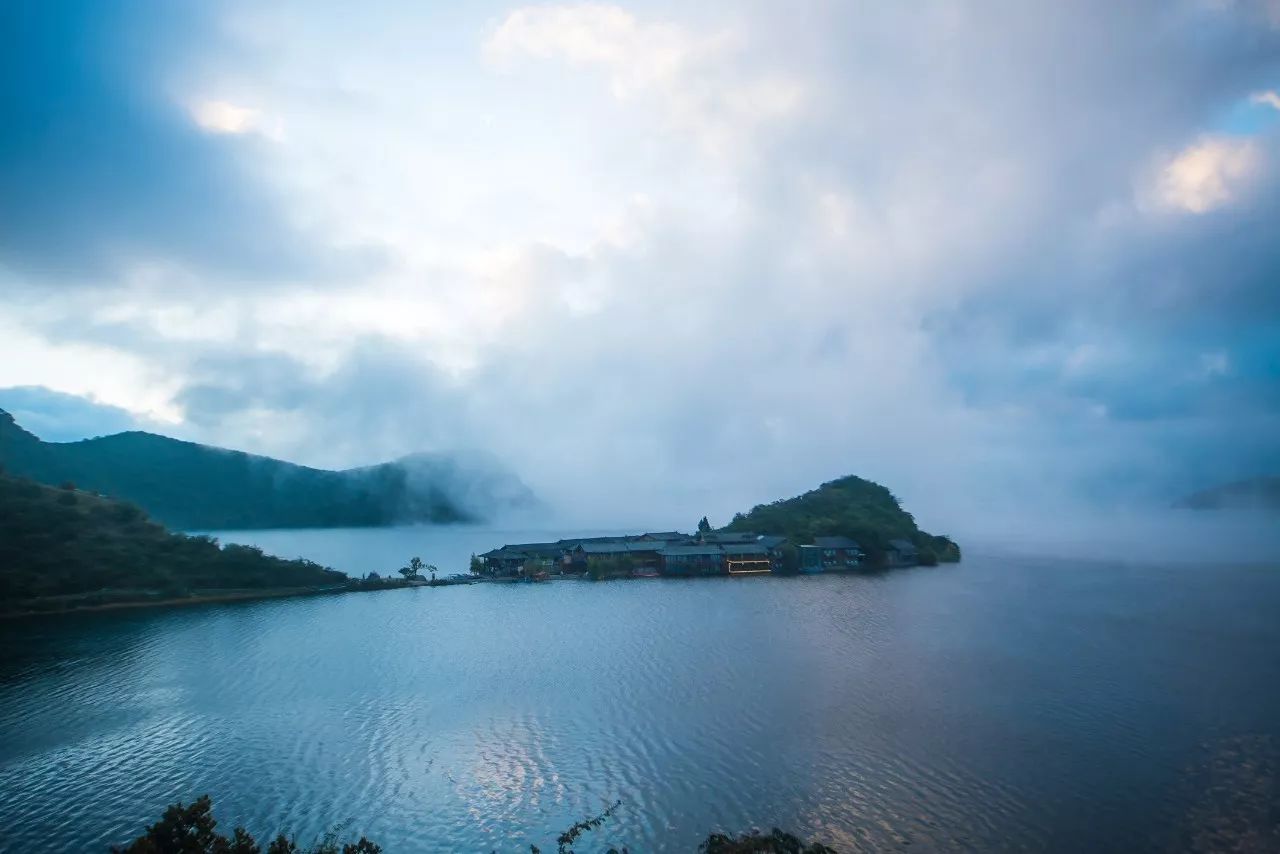 瀘沽湖·野火集，時(shí)光匆忙別錯(cuò)過(guò)年輕的瘋狂