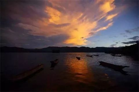 瀘沽湖·野火集，時光匆忙別錯過年輕的瘋狂