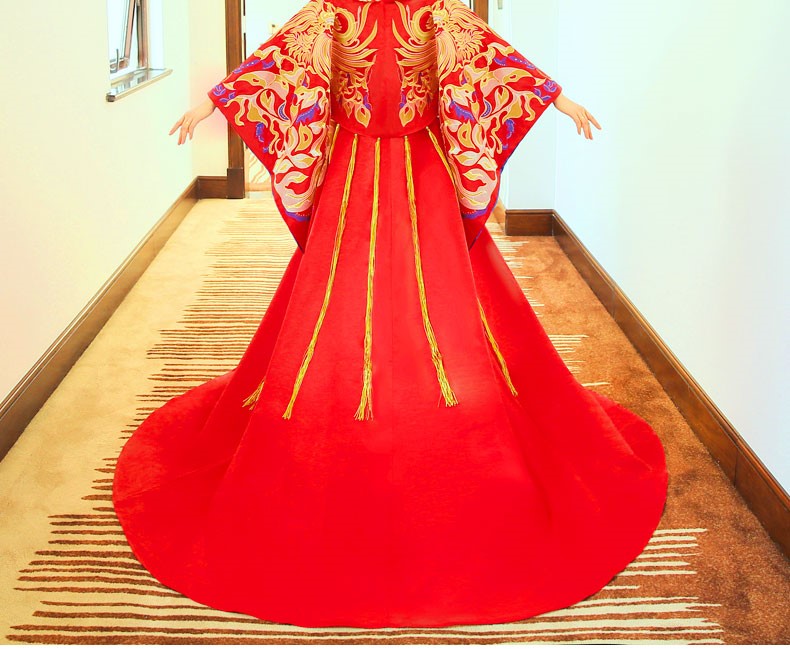 古典高貴刺繡新娘禮服，拖尾結(jié)婚中式禮服