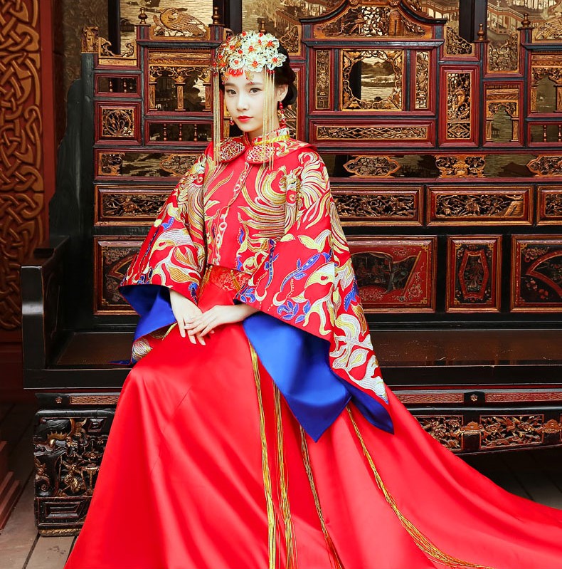 古典高貴刺繡新娘禮服，拖尾結(jié)婚中式禮服