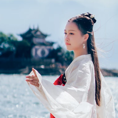 海邊飄逸女子頭像，唯美古風真人頭像