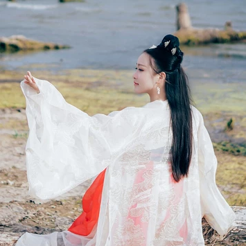 海邊飄逸女子頭像，唯美古風真人頭像