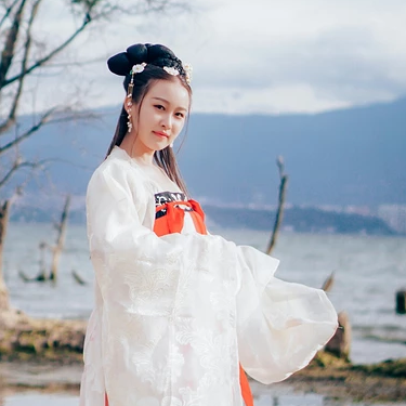 海邊飄逸女子頭像，唯美古風真人頭像