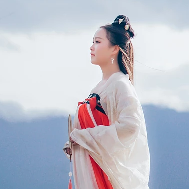 海邊飄逸女子頭像，唯美古風真人頭像