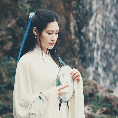 蒙眼帶團(tuán)扇女子頭像，唯美古風(fēng)真人頭像