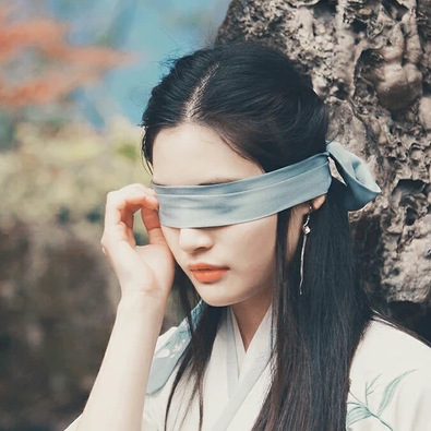 蒙眼帶團(tuán)扇女子頭像，唯美古風(fēng)真人頭像