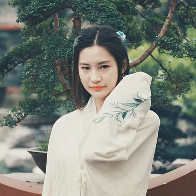 蒙眼帶團(tuán)扇女子頭像，唯美古風(fēng)真人頭像