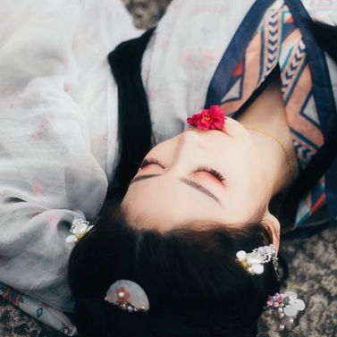 年華沉浮女子頭像，唯美古風真人頭像