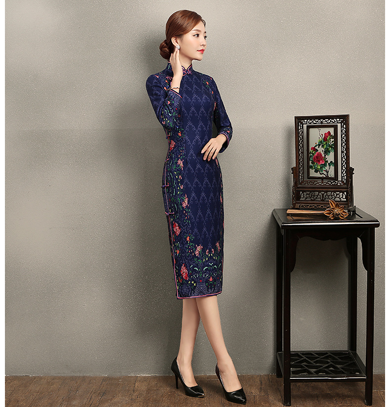 立領(lǐng)圓襟花扣旗袍，印花修身旗袍裙