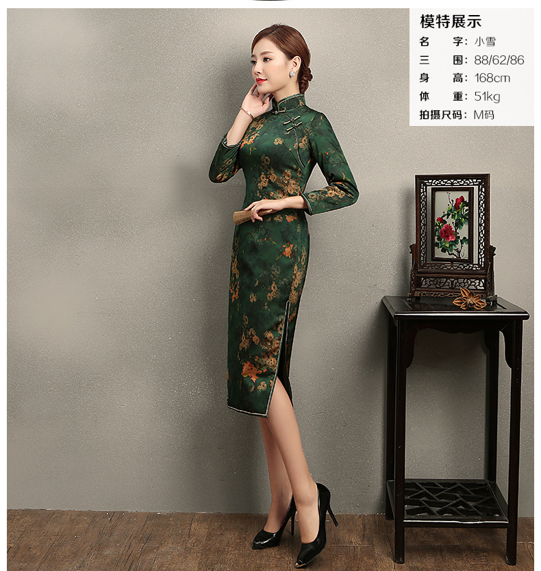 立領(lǐng)斜襟一字扣旗袍，印花修身旗袍裙