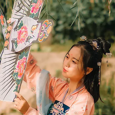 柳葉下放風(fēng)箏女生頭像，唯美古風(fēng)真人頭像