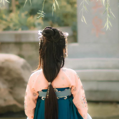 柳葉下放風(fēng)箏女生頭像，唯美古風(fēng)真人頭像