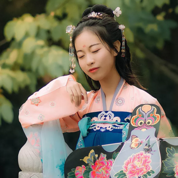 柳葉下放風(fēng)箏女生頭像，唯美古風(fēng)真人頭像