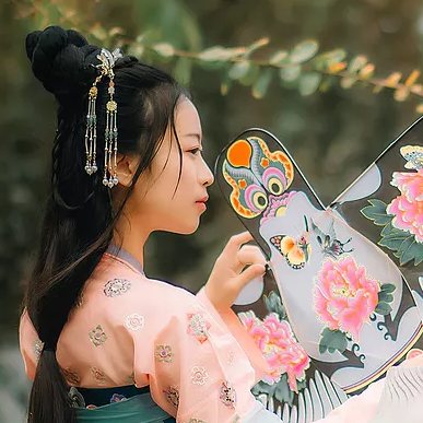 柳葉下放風(fēng)箏女生頭像，唯美古風(fēng)真人頭像