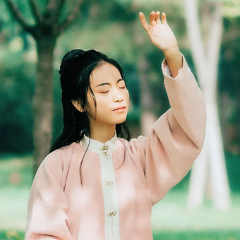 落葉飄粉衣女生頭像，唯美古風(fēng)真人頭像