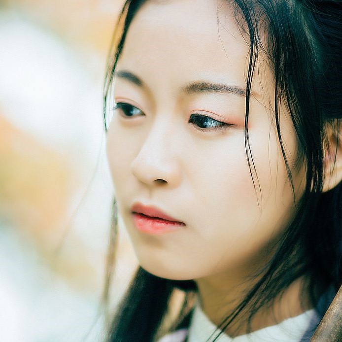 落葉飄粉衣女生頭像，唯美古風(fēng)真人頭像