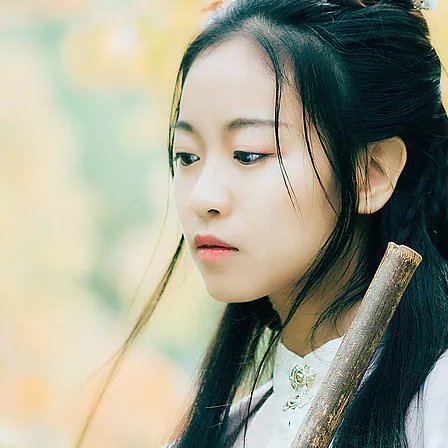 落葉飄粉衣女生頭像，唯美古風(fēng)真人頭像