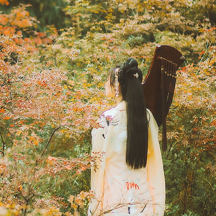 楓葉彈琴帶折扇女生頭像，唯美古風真人頭像