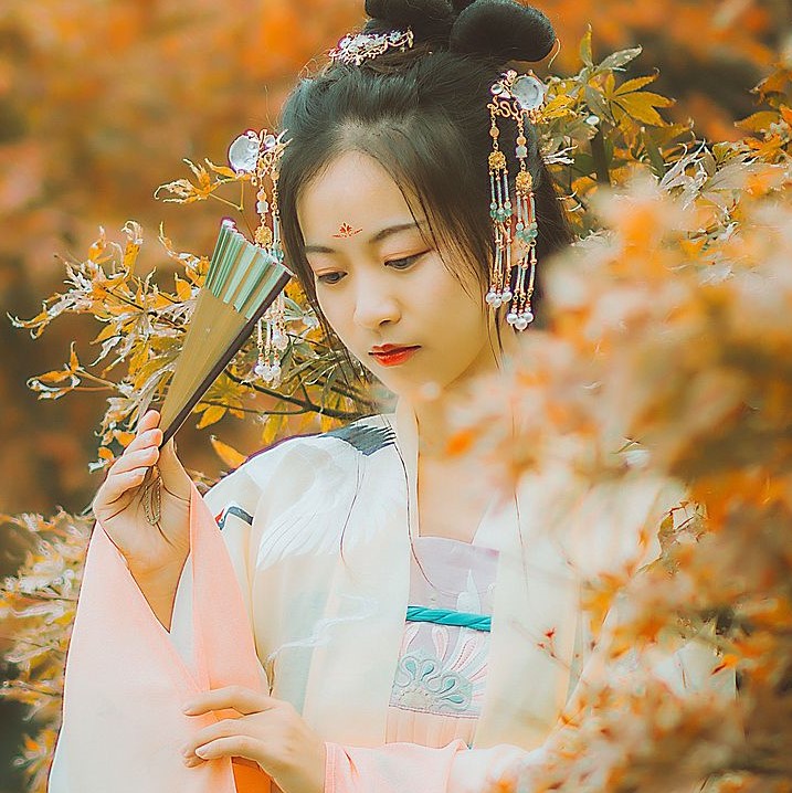 楓葉彈琴帶折扇女生頭像，唯美古風真人頭像