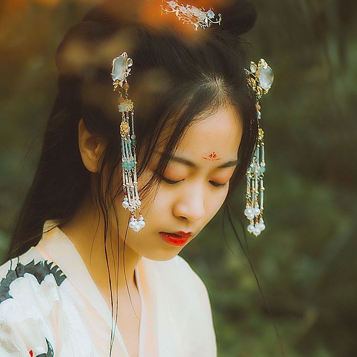 楓葉彈琴帶折扇女生頭像，唯美古風真人頭像