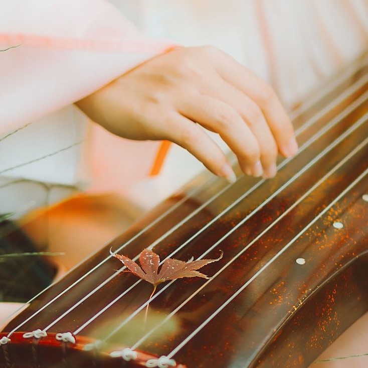 楓葉彈琴帶折扇女生頭像，唯美古風真人頭像