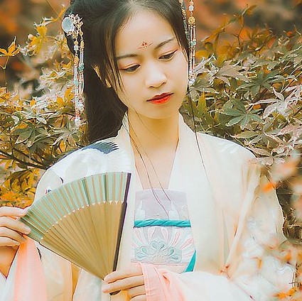 楓葉彈琴帶折扇女生頭像，唯美古風真人頭像