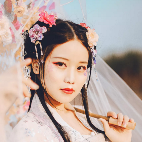 嬌艷帶傘女生頭像，唯美古風(fēng)真人頭像