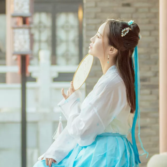 清新帶傘團扇女生頭像，唯美古風真人頭像