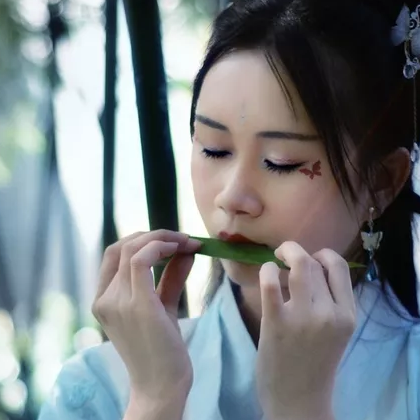 竹林帶團(tuán)扇女生頭像，唯美古風(fēng)真人頭像