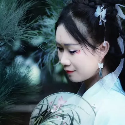 竹林帶團(tuán)扇女生頭像，唯美古風(fēng)真人頭像
