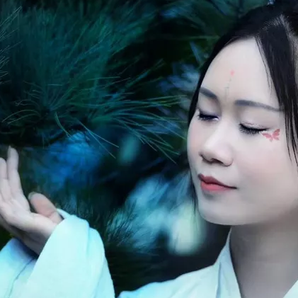 竹林帶團(tuán)扇女生頭像，唯美古風(fēng)真人頭像