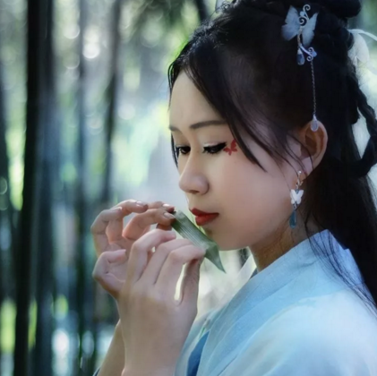 竹林帶團(tuán)扇女生頭像，唯美古風(fēng)真人頭像