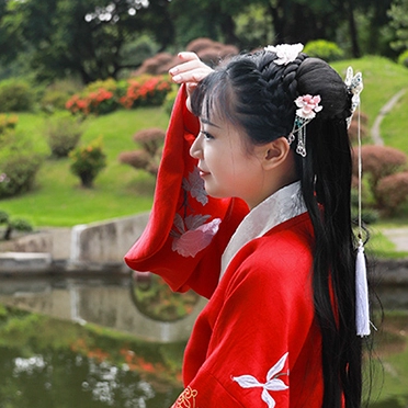 鮮艷紅衣女生頭像，唯美古風真人頭像