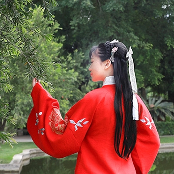 鮮艷紅衣女生頭像，唯美古風真人頭像