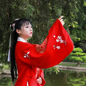 鮮艷紅衣女生頭像，唯美古風真人頭像