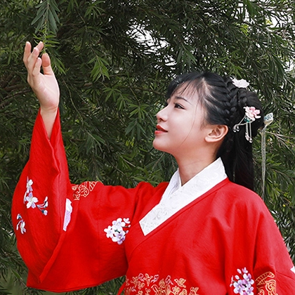 鮮艷紅衣女生頭像，唯美古風真人頭像