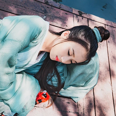 素衣女生喝酒頭像，唯美古風真人頭像