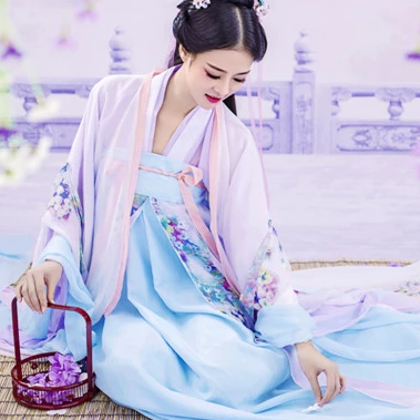 飄逸紫衣帶團扇女生頭像，唯美古風(fēng)真人頭像