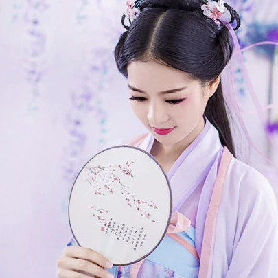 飄逸紫衣帶團扇女生頭像，唯美古風(fēng)真人頭像