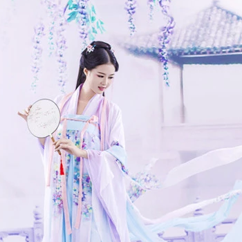 飄逸紫衣帶團扇女生頭像，唯美古風(fēng)真人頭像