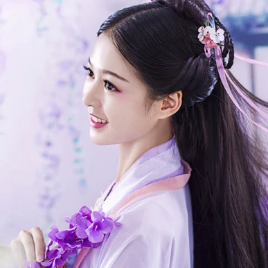 飄逸紫衣帶團扇女生頭像，唯美古風(fēng)真人頭像