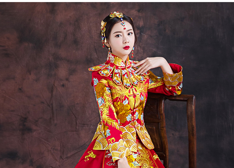 紅色長款拖尾中式禮服，精美刺繡新娘結(jié)婚禮服