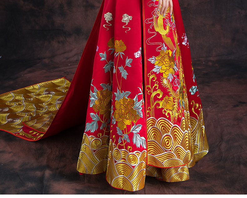 紅色長款拖尾中式禮服，精美刺繡新娘結(jié)婚禮服